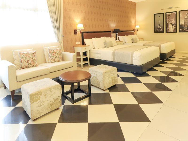 Home Guesthouse Сурабая Экстерьер фото