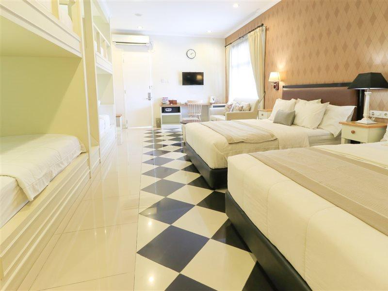 Home Guesthouse Сурабая Экстерьер фото