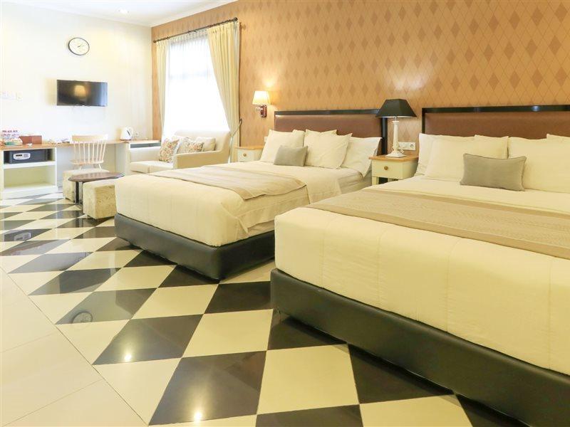Home Guesthouse Сурабая Экстерьер фото