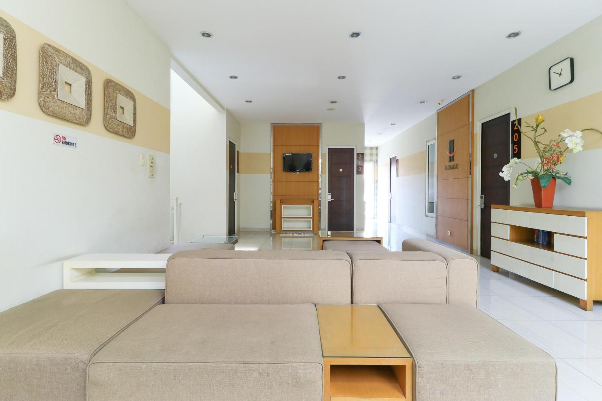 Home Guesthouse Сурабая Экстерьер фото