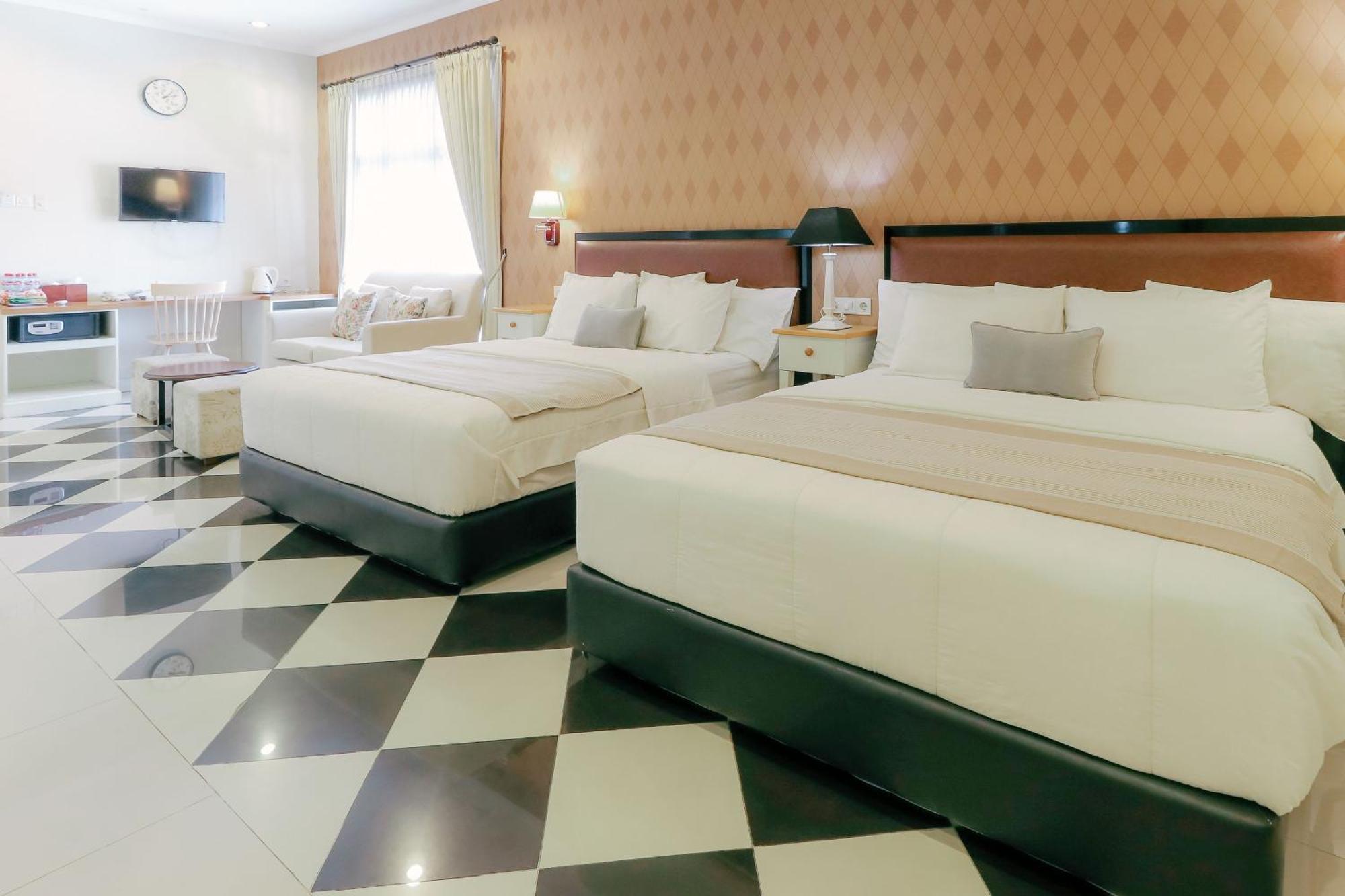 Home Guesthouse Сурабая Экстерьер фото