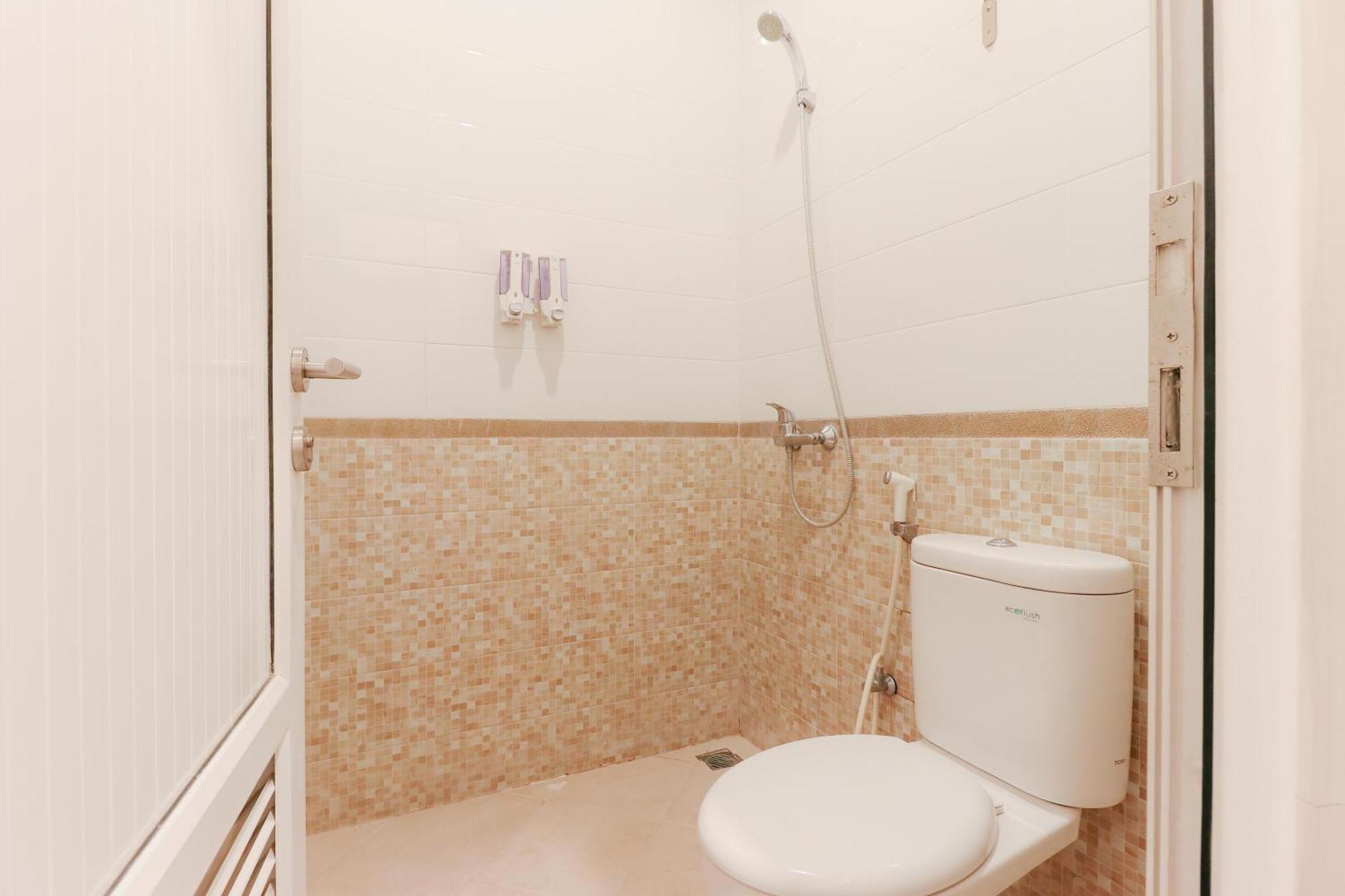 Home Guesthouse Сурабая Экстерьер фото